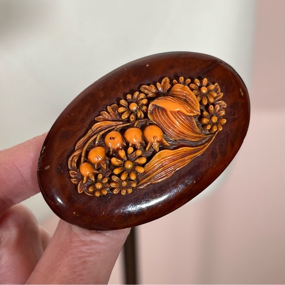 Broche Vintage En Bakélite Sculptée - Motif Femme/biche, Occasion, Pièce Ancienne Et Unique